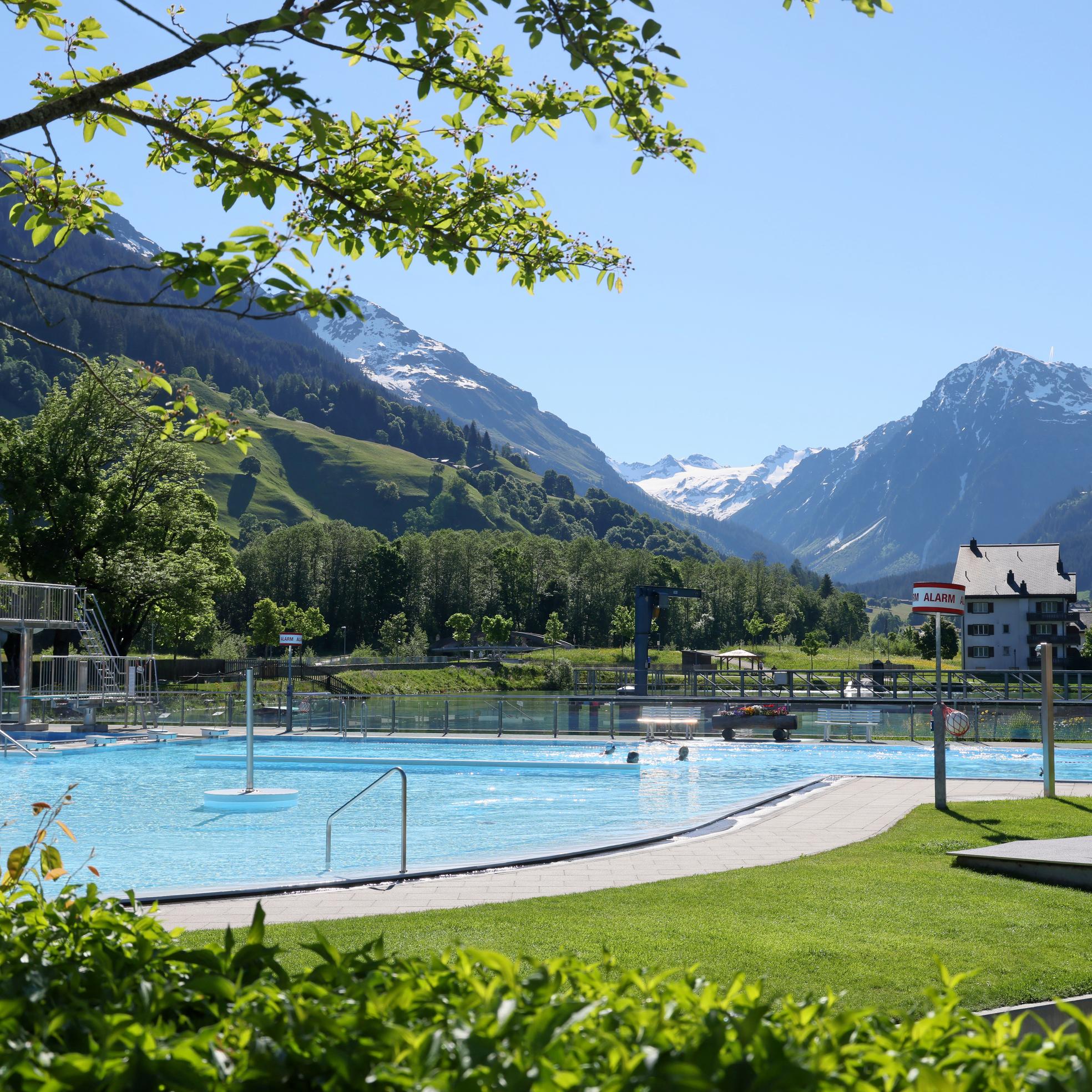 Strandbad Klosters Pool Sommer Sonne