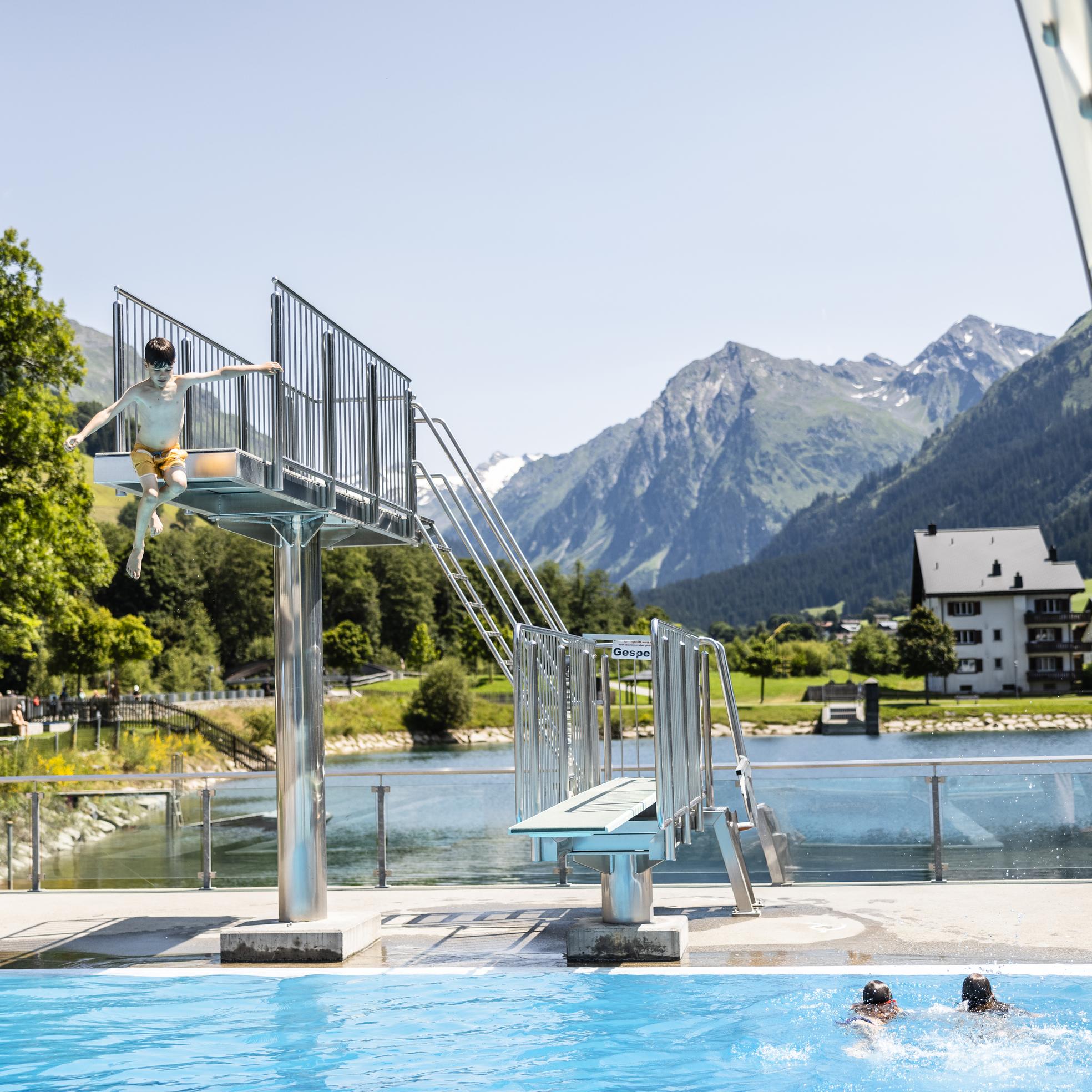 Strandbad Klosters Schwimmbad Sprungturm Sommer